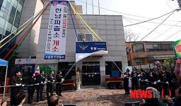 제막식 갖는 참석자들