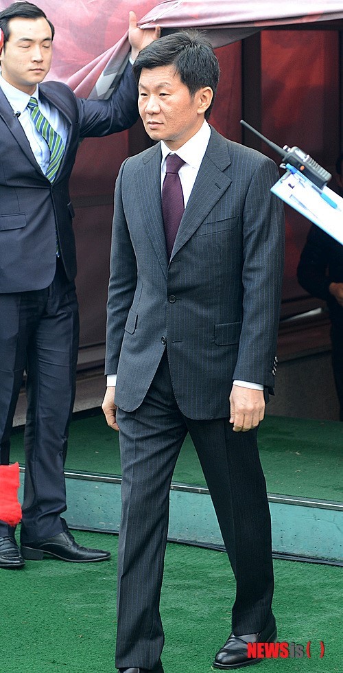 정몽규 회장, 파리서 FIFA 회장과 면담하며 자서전 선물 - 협력·친분 다지기!