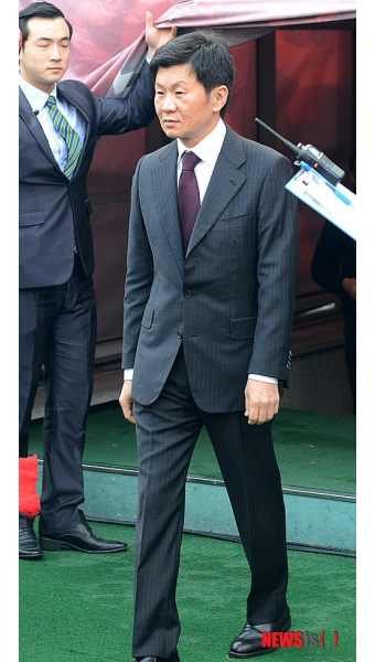 정몽규 회장, 파리서 FIFA 회장과 면담하며 자서전 선물 - 협력·친분 다지기!