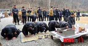 절하는 무등산관리사무소 직원들