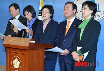 긴급 기자회견하는 민주통합당 방통위 의원들