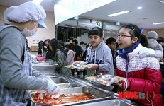이든푸드서비스 강동수도사업소 | 강동구, 친환경 무상급식 배식봉사
