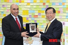 기념품 교환하는 박원순 시장