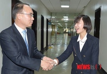 악수하는 박재완-김재연