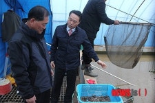 이종윤 군수 새벽 영농현장 방문