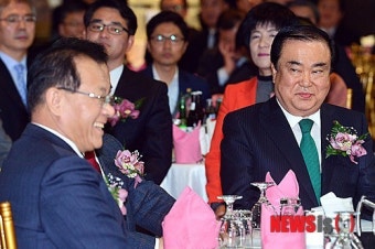 황우여 대표 바라보는 문희상 비대위원장