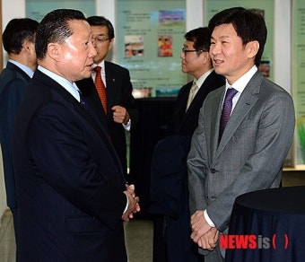 대화 나누는 신임 축구협회장과 대한체육회장