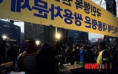 중구청 관계자들에게 부탁말 전하는 김정우 쌍용차 지부장
