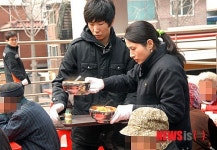 대한구조봉사회경주시지부복 | 봉사활동하는 구조대원들