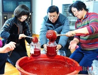 한반도면 면사무소 직원도 함께한 사랑의 고추장 담그기