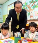어린이들과 인사 나누는 문희상