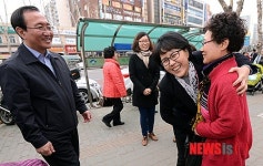 구민 껴안은 김지선씨