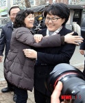 김지선씨 와락 껴안은 구민