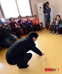 큰절 하는 안 전 교수