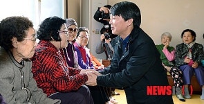 어르신들 만난 안 전 교수