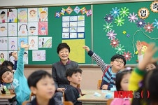 초등수업 참관하는 박근혜 대통령