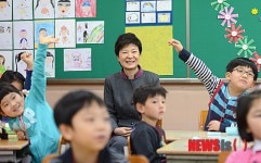 수업 참관하는 박근혜 대통령