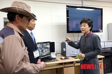 학교주변 CCTV 살펴보는 박근혜 대통령