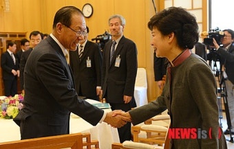 황우여 대표와 악수하는 박근혜 대통령