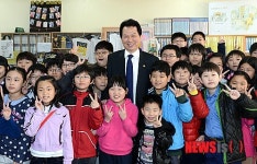 어린이들과 기념촬영하는 서남수 장관
