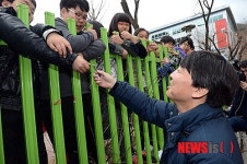 어린이들에게 사탕 선물받는 안철수 예비후보