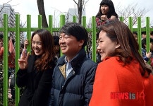 지역주민들과 인증샷 찍는 안철수 예비후보