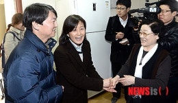 아파트 경로당 찾은 안철수 후보 내외