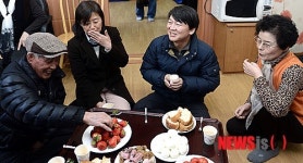 어르신들과 음식 먹는 안철수 후보 내외