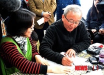 협동조합원 가입 서명하는 경제부총리