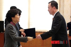 박 대통령, 김남식 통일부 차관에 임명장 수여