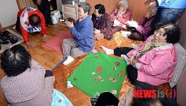 노인정 찾아 큰절하는 허 후보