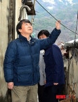 달동네 시설 둘러보는 안철수