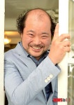 밝은표정 짓는 배우 김상호