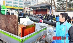 쌍용차 농성장 철거중인 중구청 관계자들