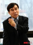 취재진의 질문 답하는 유창근 개성공단기업협회 부회장