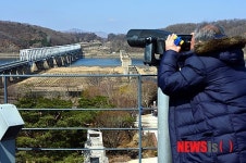 북녘 바라보는 어르신