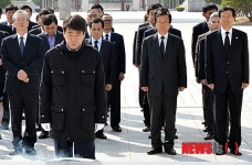 5월 묘역 참배 신계륜 의원