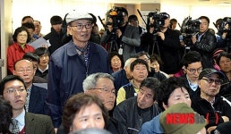 손해배상청구와 관련해 질문하는 이촌2동 주민