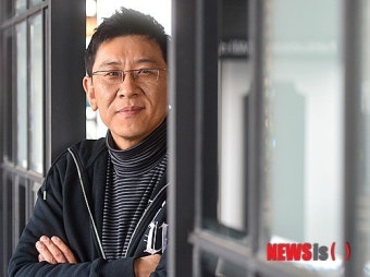 포즈 취하는 이지승 감독