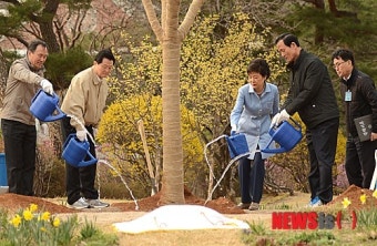 박 대통령, 식목일 기념 경내 식수