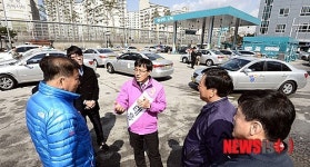 택시기사들과 대화 나누는 정태흥 후보