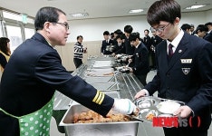 이성한 경찰청장, 배식중