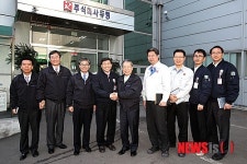 윤용로 외환은행장, 자동차 엔진 부품 제조업체 방문