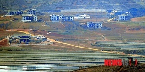 삼삼오오 뭉쳐서 마을 지나는 북한 주민들