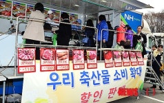 붐비는 한돈 직거래 장터