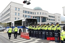 밤새 경호 중인 경남도의회