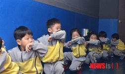 코와 입을 막고