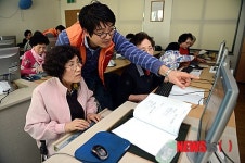 인터넷 교육받는  어르신들