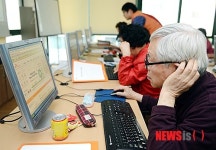 인터넷 교육 받는 어르신들