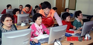 인터넷 활용 교실에 참석한 어르신들